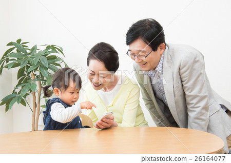 爺爺和奶奶和孫子一起玩 26164077
