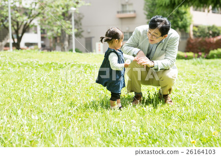 Grandpa who plays with his grandchild 26164103