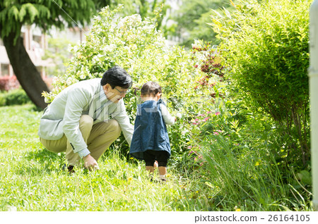 和他的孫子一起玩的爺爺 26164105