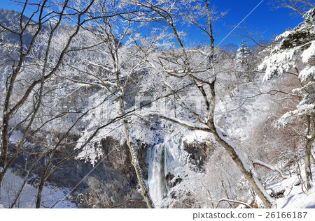 冬天美好的雪風景和陽光Kegon瀑布 冬天美好的雪風景和陽光Kegon瀑布 26166187
