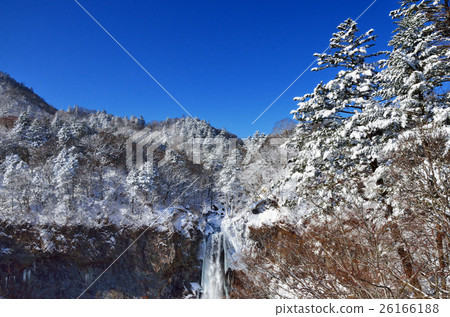 冬天晴朗的陽光華嚴瀑布和雪景 26166188