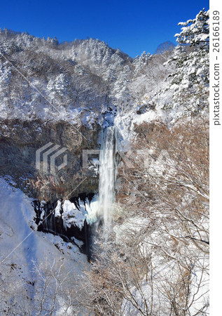 冬天美好的雪風景和陽光Kegon瀑布 冬天美好的雪風景和陽光Kegon瀑布 26166189