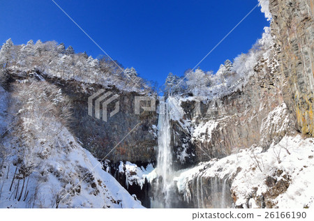 冬天美好的雪風景和陽光Kegon瀑布 26166190