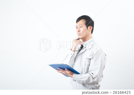 中間商人穿著工作服（剪貼板） 26166425