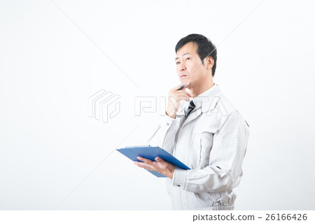 中間商人穿著工作服（剪貼板） 26166426