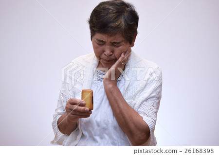 Women in their 60s who hesitate to eat sweets 26168398