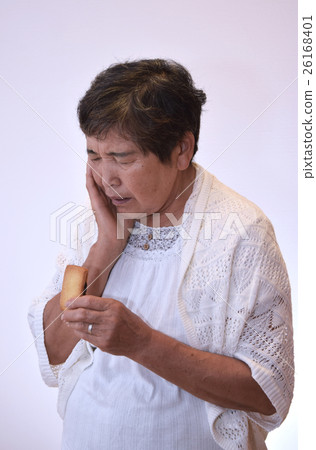 Women in their 60s who hesitate to eat sweets Women in their 60s who hesitate to eat sweets 26168401