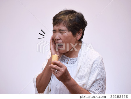 Image of women in their 60s toothache Image of women in their 60s toothache 26168558