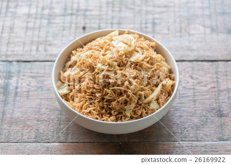 Stir fried instant noodle with mixed vegetable 26169922