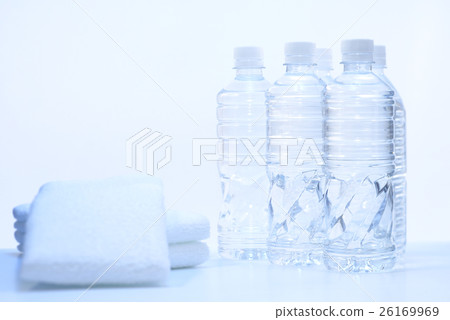 礦泉水和毛巾藍色圖像 礦泉水和毛巾藍色圖像 26169969