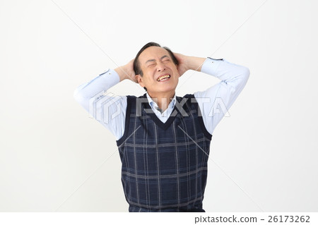 拿著頭的老人 26173262