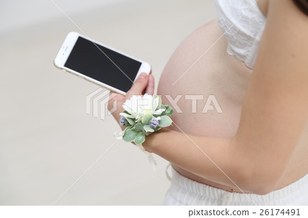 Pregnant woman watching smaho Pregnant woman watching smaho 26174491