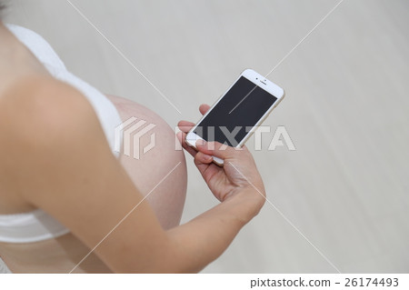 Pregnant woman watching smaho Pregnant woman watching smaho 26174493