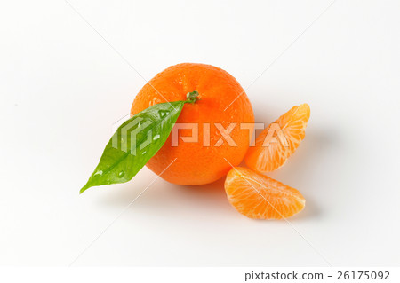 washed tangerine with separated segments 26175092