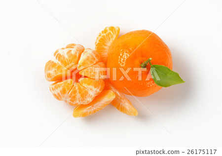 peeled and unpeeled tangerines peeled and unpeeled tangerines 26175117