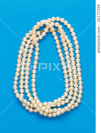White pearl necklace 26175384