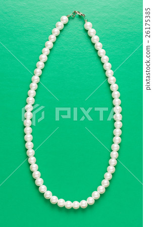 White pearl necklace of one string 26175385