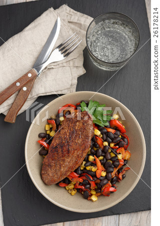 Roasted turkey with black bean salad 26178214