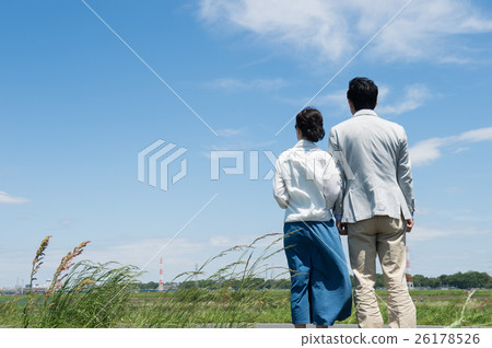 Cuddling senior couple (empty bag) 26178526