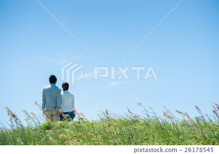 Cuddling senior couple (empty bag) 26178545