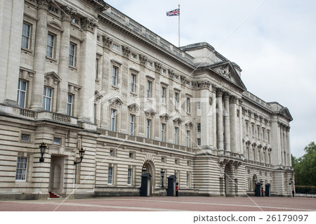 Buckingham Palace view Soldier guard watch house 26179097