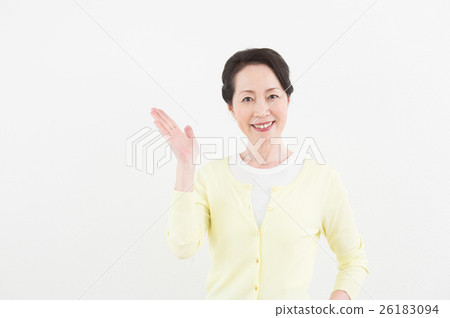 A woman with a smile (senior) 26183094