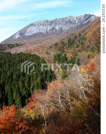 The view of the big mountain wall of late autumn The view of the big mountain wall of late autumn 26193339