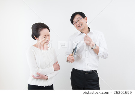 擁抱年長夫婦(夏天) 擁抱年長夫婦(夏天) 26201699