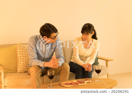 一對夫婦喝葡萄酒 26206291