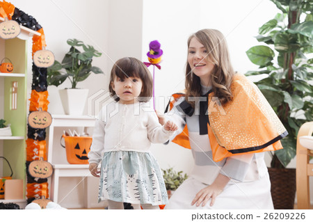 房間的父母和孩子裝飾萬聖節 26209226