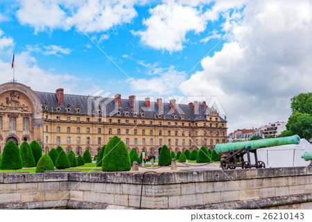 Park near main entrance to  Les Invalides. Paris. 26210143