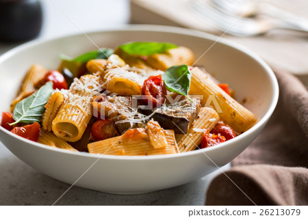 Rigatoni with Aubergine and Tomato 26213079