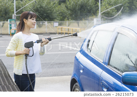 Woman to wash 26215073