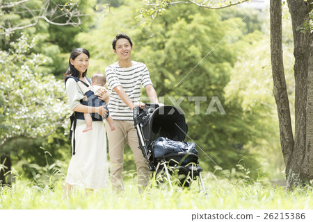 嬰兒和父母在公園散步 26215386