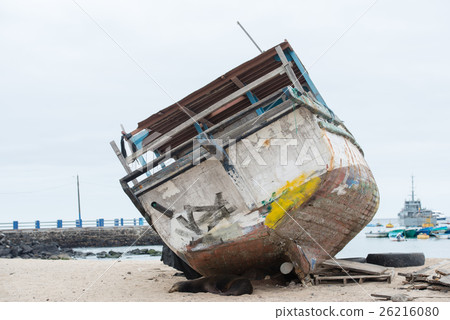 密封在船的陰影下小睡 26216080