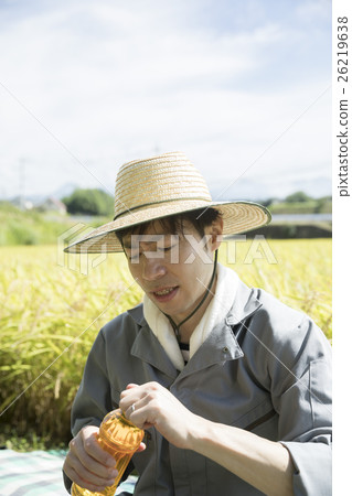 Rice farmer men feeding hydration 26219638
