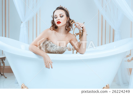 Queen sitting in the bath. Queen sitting in the bath. 26224249