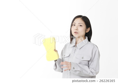 有洗車海綿的一位小姐 有洗車海綿的一位小姐 26226165