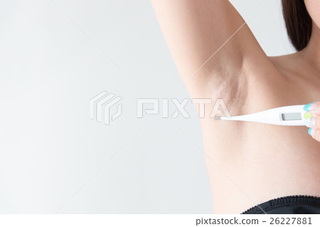 測量體溫的女性·白背 測量體溫的女性·白背 26227881