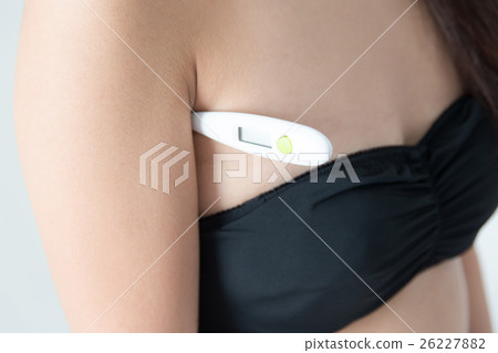 測量體溫的女性·白背 26227882