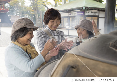 Senior women traveling 26235795