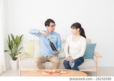一對夫婦喝葡萄酒 26242090
