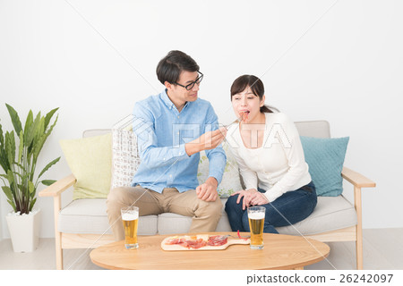 一對夫婦喝葡萄酒 26242097