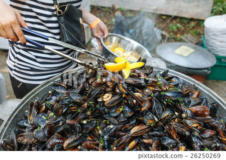 Steamed black sea mussels in sauce with vegetables Steamed black sea mussels in sauce with vegetables 26250269