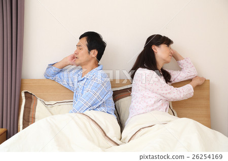中間夫婦在臥室裡爭吵 中間夫婦在臥室裡爭吵 26254169