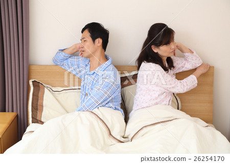 中間夫婦在臥室裡爭吵 中間夫婦在臥室裡爭吵 26254170