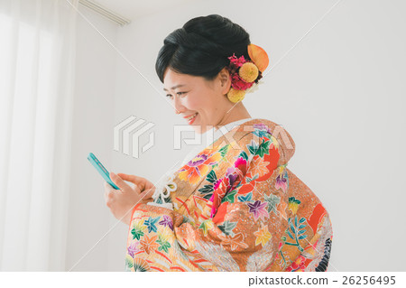 新娘 多彩婚禮和服 智能手機 26256495
