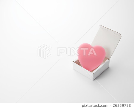 在一個白色的盒子裡的心 26259758