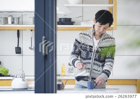 Men who hand drip 26263977