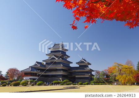 Shinshu Matsumoto的秋天國寶被秋葉色的松本城現有的12個寺廟松本旅遊中心之一 Shinshu Matsumoto的秋天國寶被秋葉色的松本城現有的12個寺廟松本旅遊中心之一 26264913